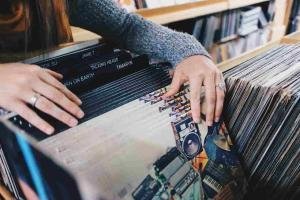 Mujer busca vinilos