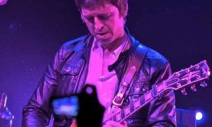 Noel Gallagher mira abajo