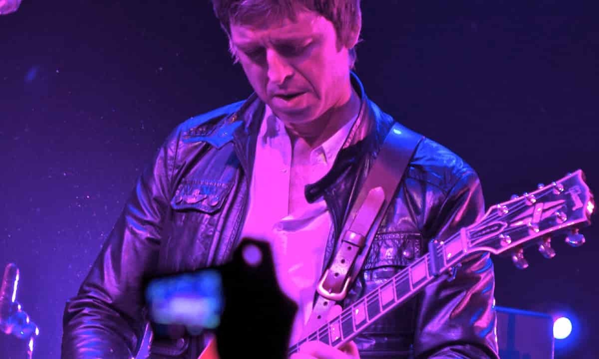 Noel Gallagher mira abajo