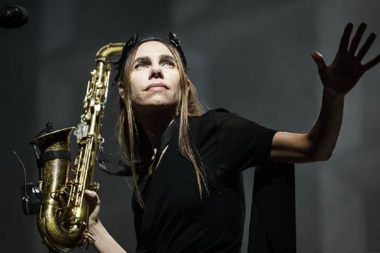 PJ Harvey con saxo