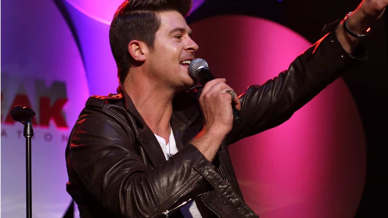Robin Thicke canta