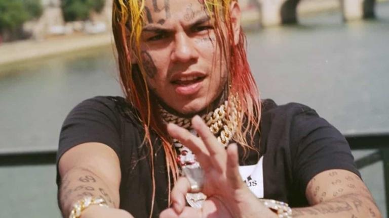Tekashi 6ix9ine cerca de un rio