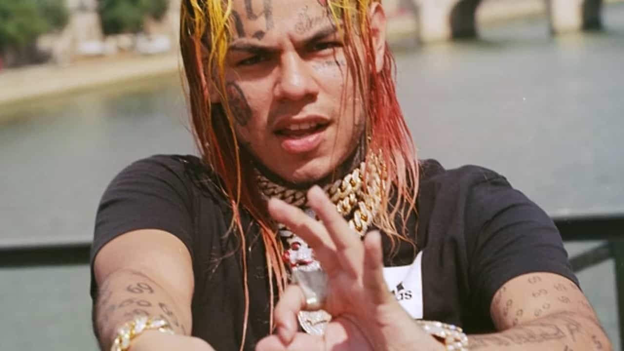 Tekashi 6ix9ine cerca de un rio