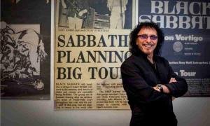 Tony Iommi con poster