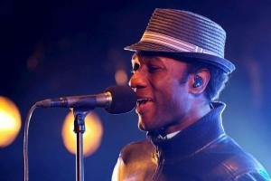 Aloe Blacc canta