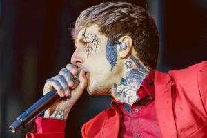 Bring Me The Horizon canta