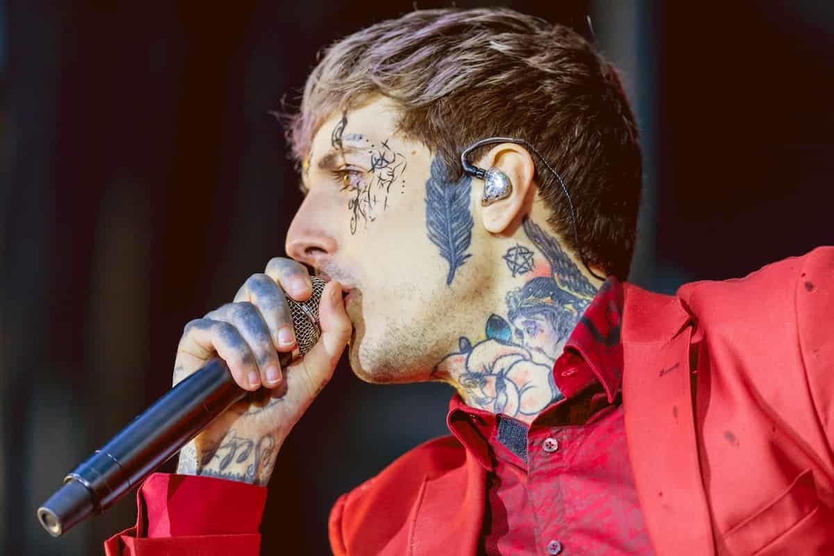 Bring Me The Horizon canta