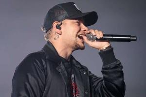 Kane Brown con mic