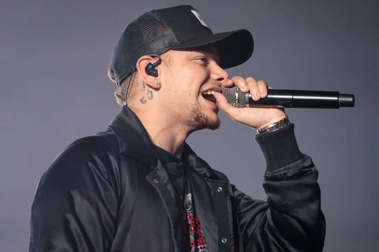 Kane Brown con mic
