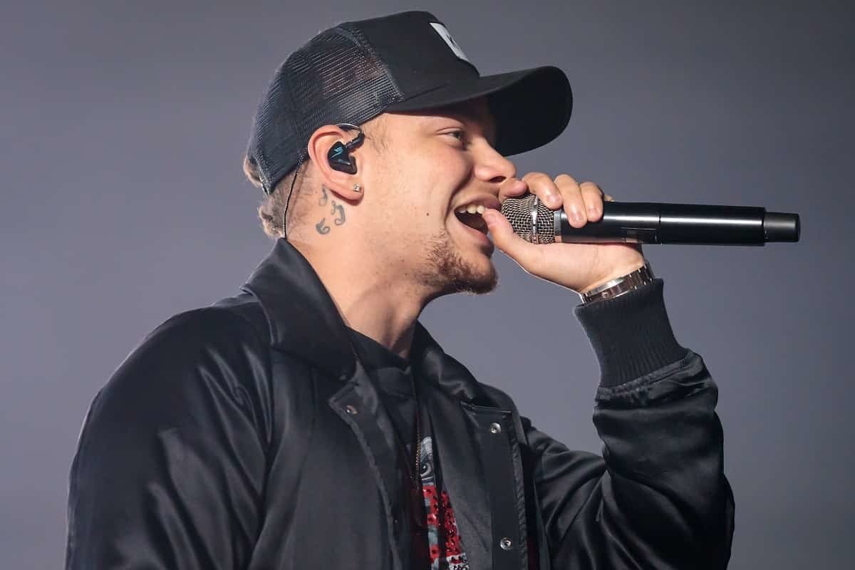 Kane Brown con mic
