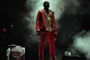 Kanye West en rojo live