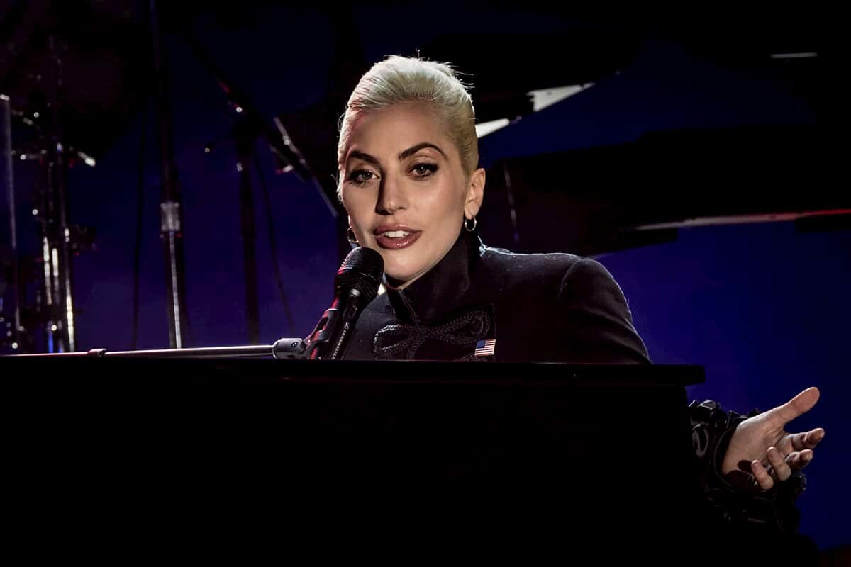 Lady Gaga al piano