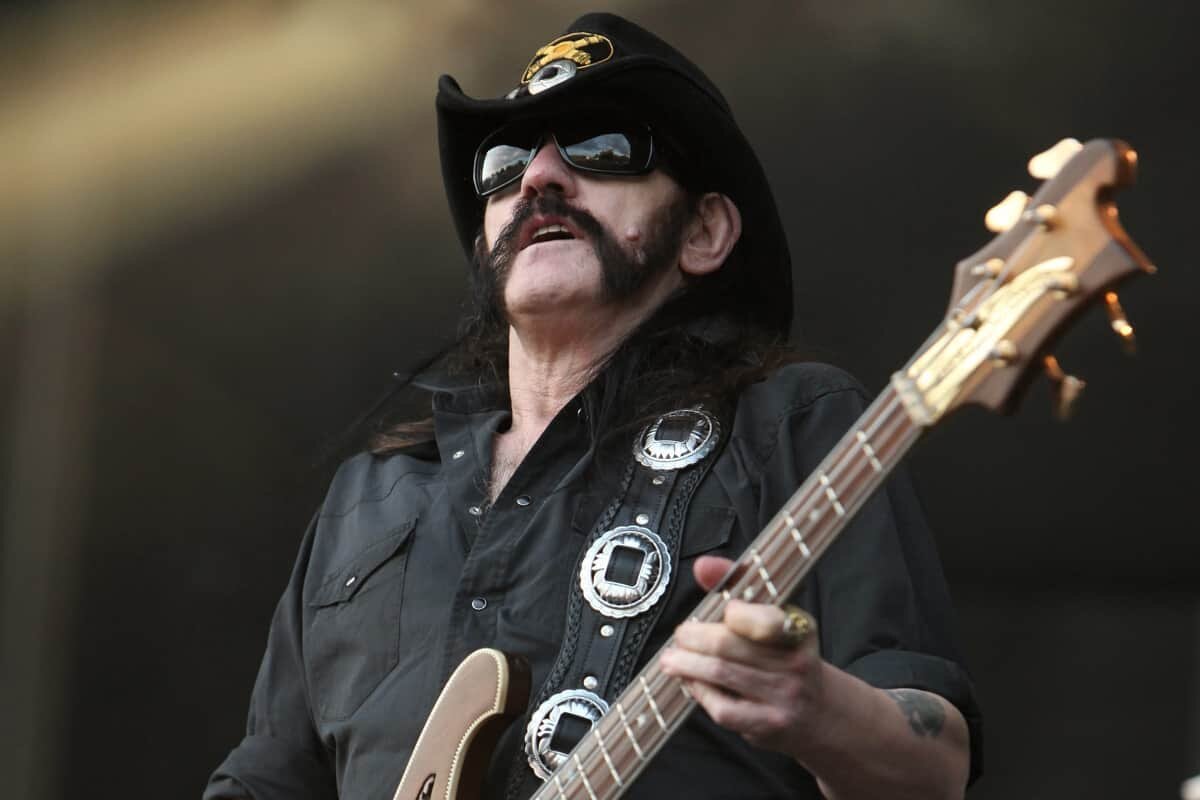 Lemmy Kilmister con gafas