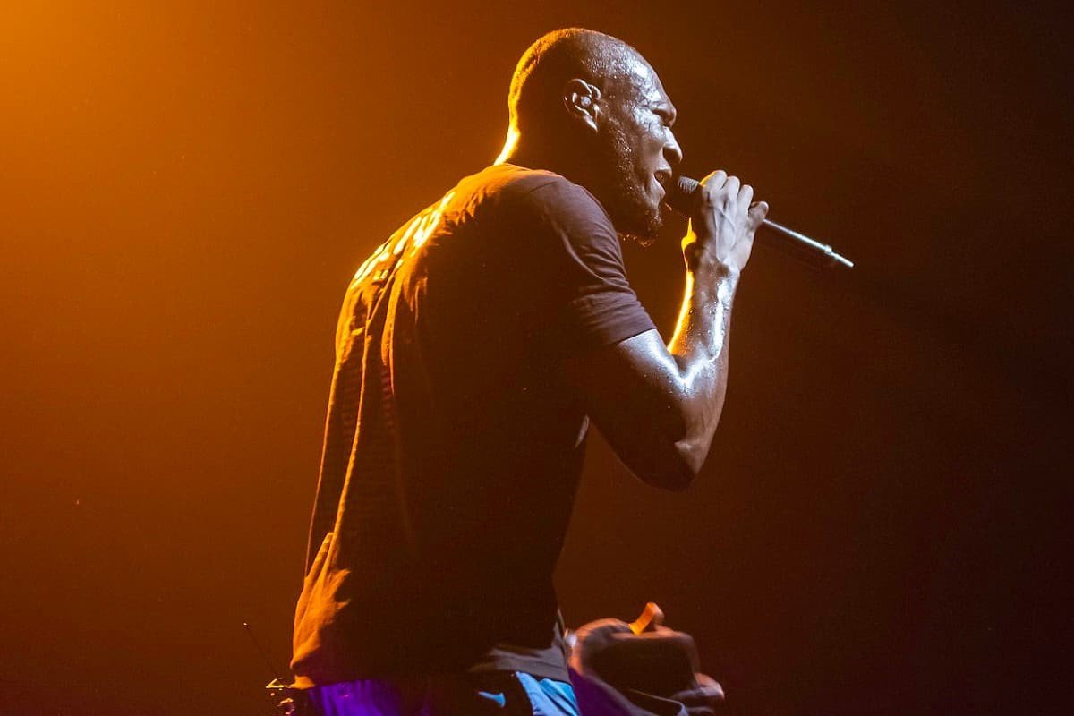 Stormzy canta live