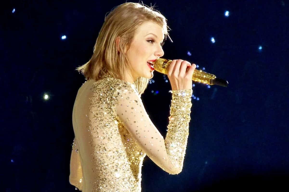 Taylor Swift de espaldas