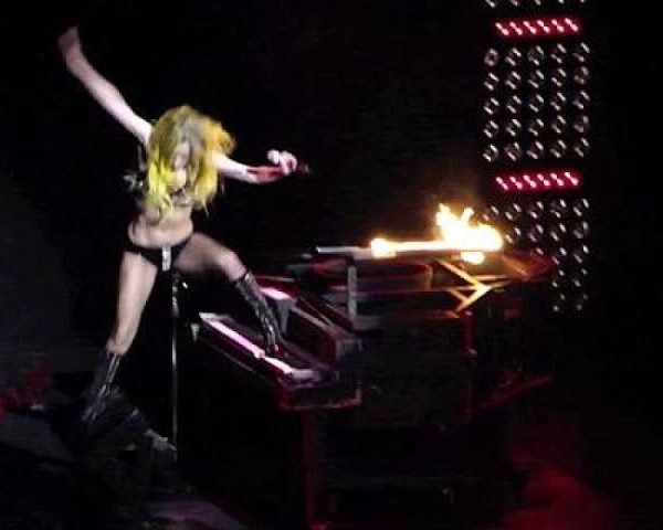 Sufre caída en videoclip de Rebelde!