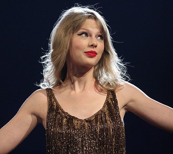 Taylor Swift y Travis Kelce: Una Relación que Une la Música y el Deporte